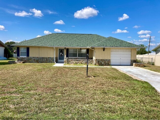 property at 945 W Catbrier Ln