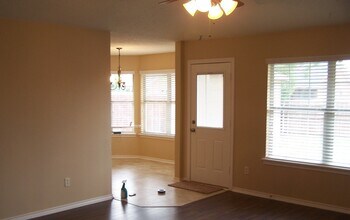 1003 Enlow Cir in Commerce, TX - Building Photo - Building Photo