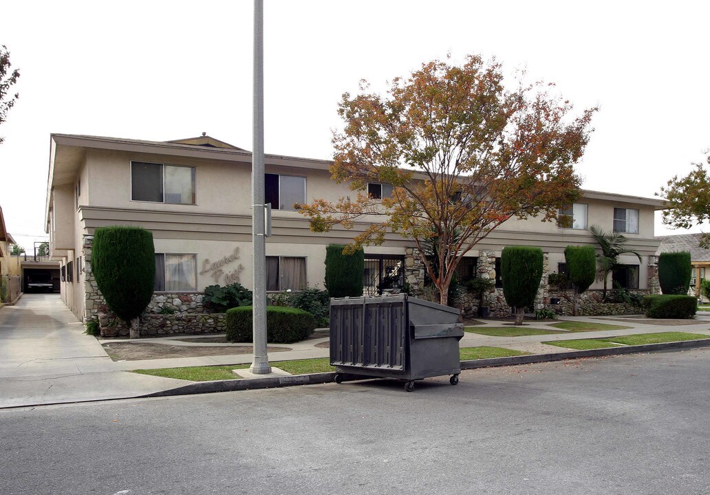 Laurel Plaza Apartments in South Gate, CA - Building Photo