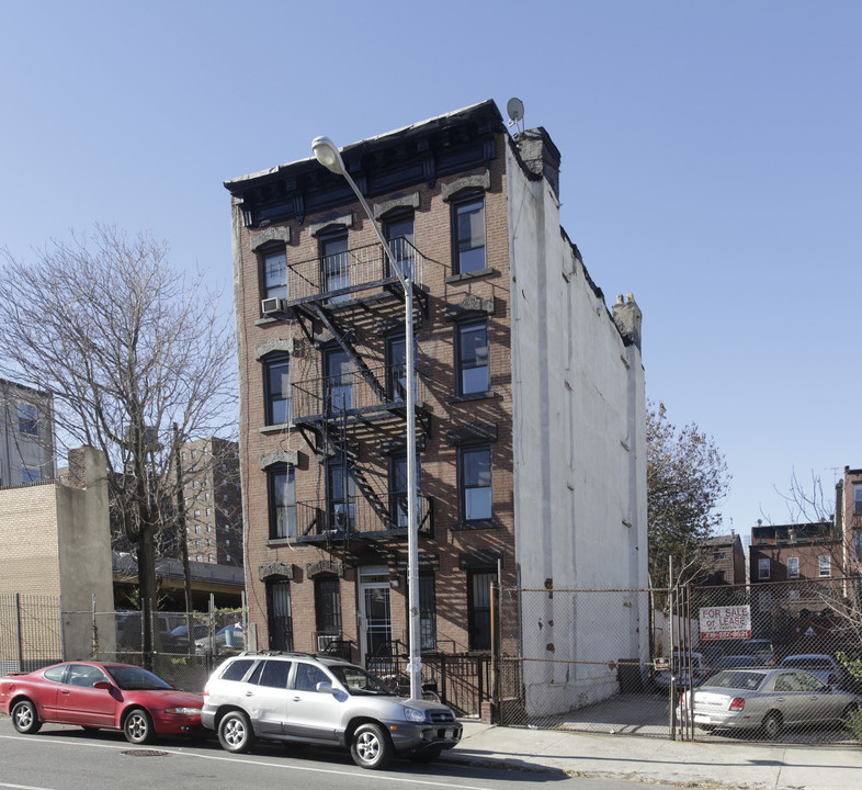 42 Carlton Ave in Brooklyn, NY - Foto de edificio