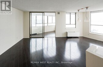 260 Queens Quay W in Toronto, ON - Building Photo - Building Photo