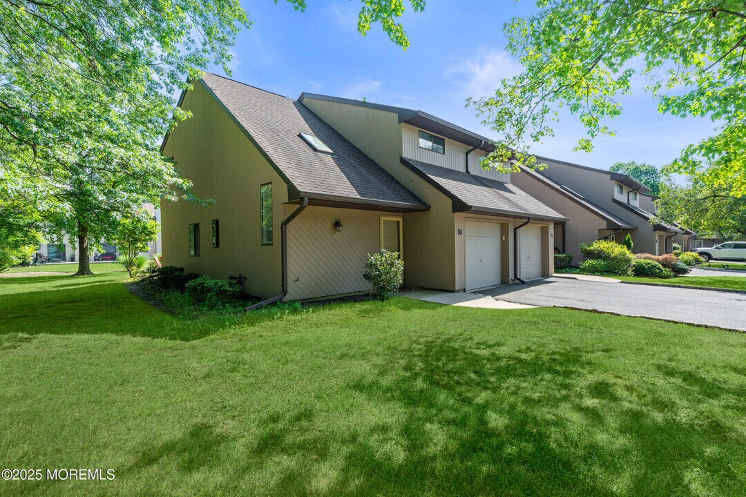 50 Lenape Trail in Tinton Falls, NJ - Foto de edificio