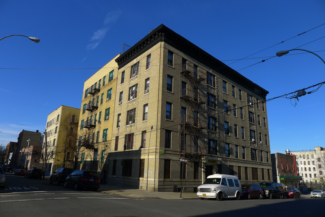 490 E 184th St in Bronx, NY - Foto de edificio