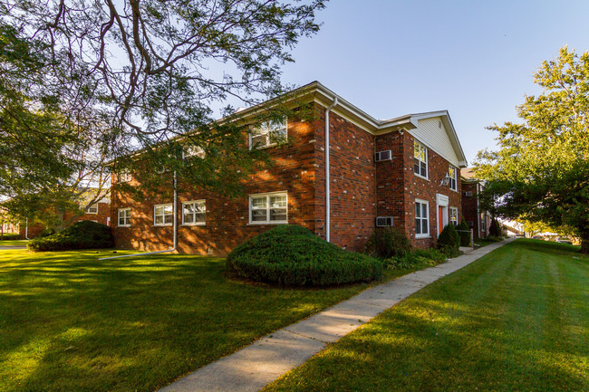 Foxwood Hills Apartments in Belvidere, IL - Building Photo - Building Photo