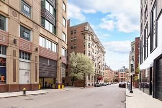 Garrison Hall in Boston, MA - Foto de edificio - Building Photo