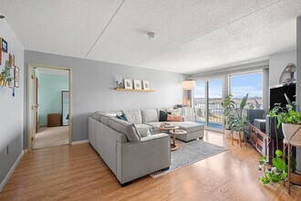 200 Cove Way, Unit 309 in Quincy, MA - Foto de edificio - Building Photo