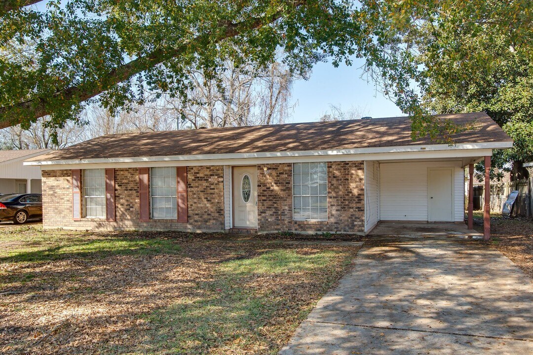 6000 Larkspur Dr in Alexandria, LA - Building Photo