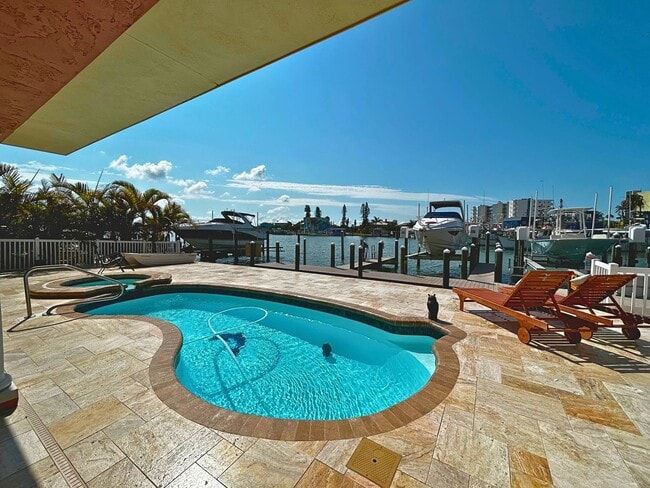 468 137th Ave Cir in Madeira Beach, FL - Building Photo - Building Photo