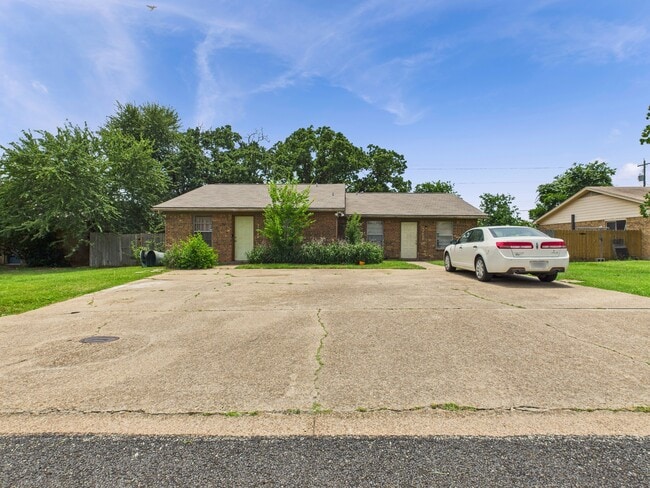 3702 Forestwood Dr in Bryan, TX - Building Photo - Building Photo