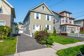 128 Berwick St, Unit apt. 1 in Elizabeth, NJ - Foto de edificio - Building Photo