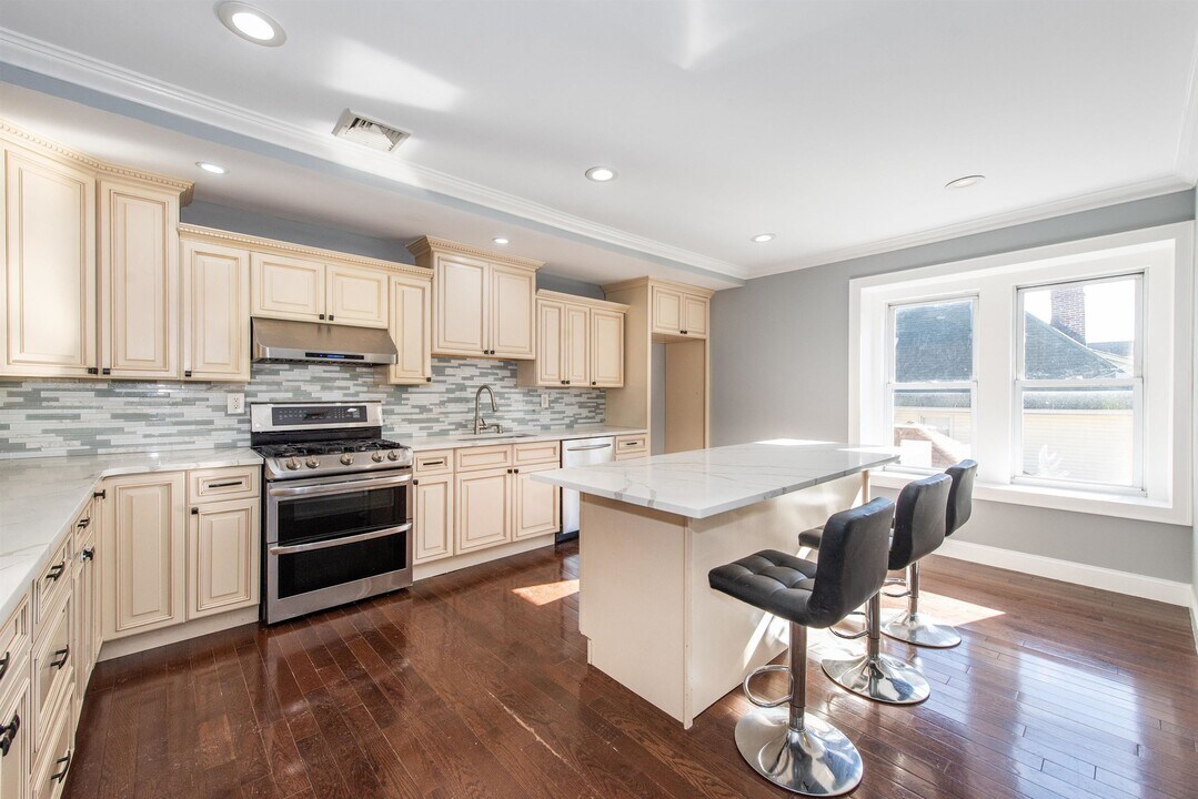 894 Avenue C in Bayonne, NJ - Building Photo