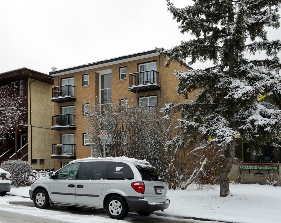 528 20th Ave SW in Calgary, AB - Building Photo