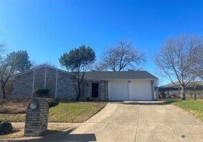 3012 Barrington Ct in Arlington, TX - Building Photo