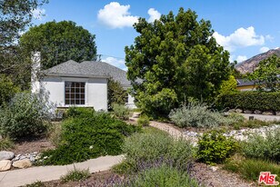 2091 N Roosevelt Ave in Altadena, CA - Building Photo