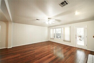 7937 Luling Ln in Austin, TX - Foto de edificio - Building Photo