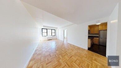 333 E 49th St in New York, NY - Building Photo - Building Photo