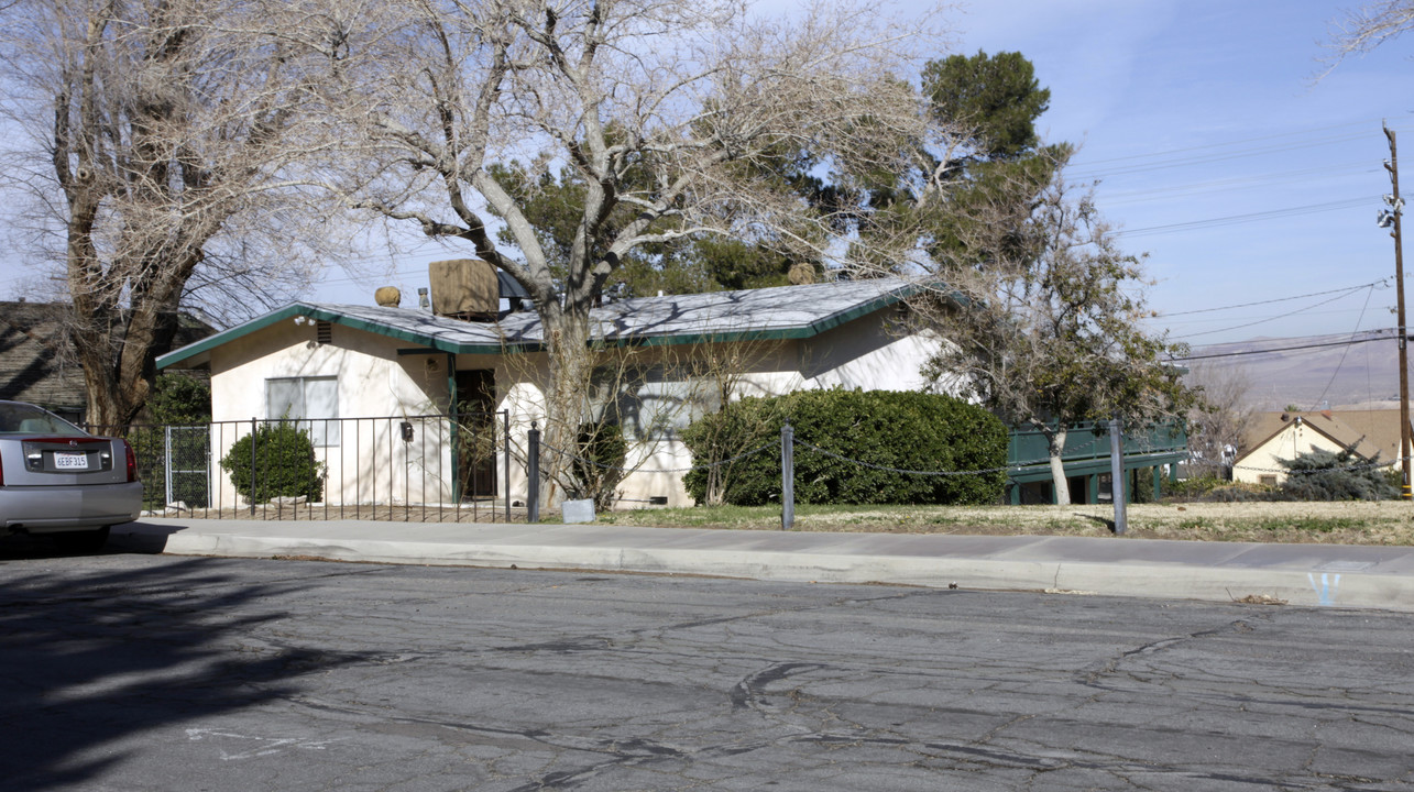 317 E Fredricks St in Barstow, CA - Building Photo