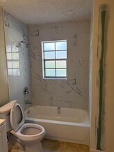 8511 Blue Ridge Dr in Tampa, FL - Foto de edificio - Building Photo