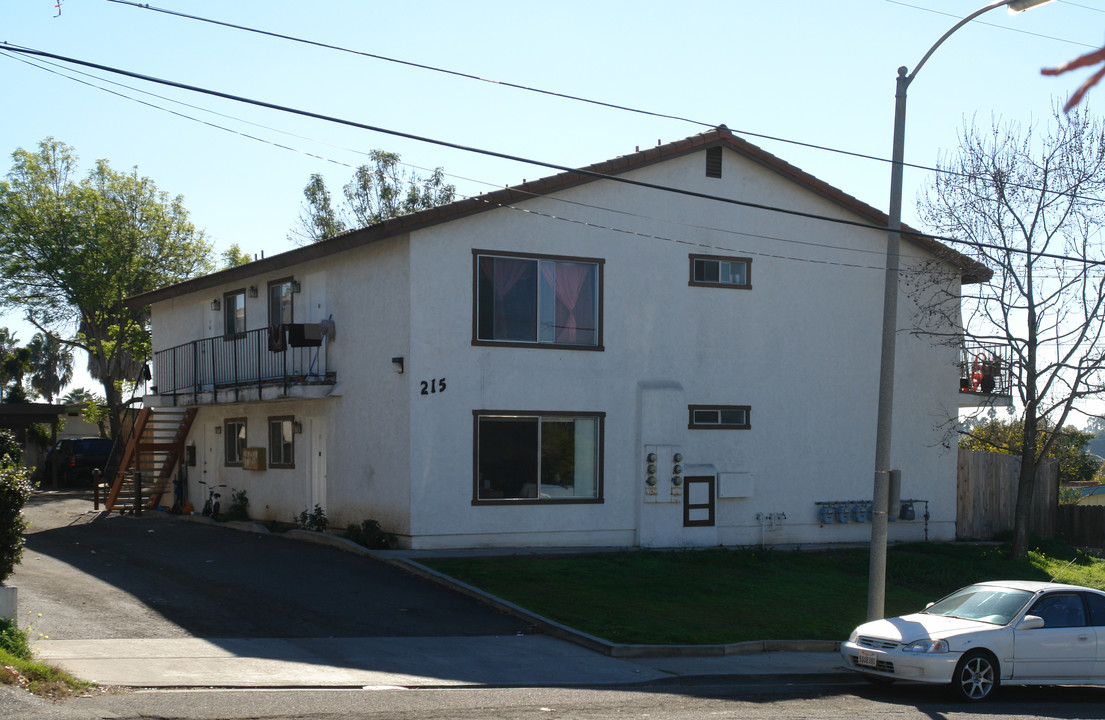 215 Nevada Ave in Vista, CA - Building Photo