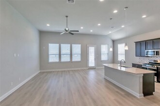 2140 Base Burner Path in Leander, TX - Foto de edificio - Building Photo