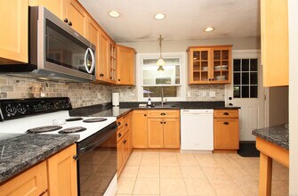 104 Country Club Rd in Cheshire, CT - Building Photo - Building Photo