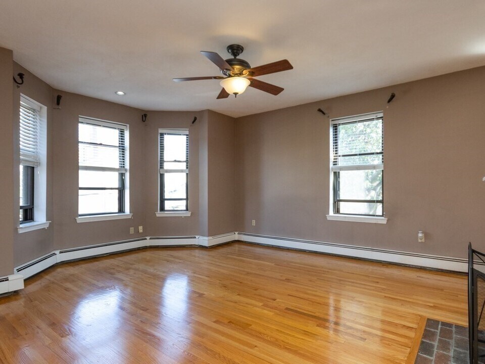 86 Walnut St, Unit 2 in Boston, MA - Building Photo