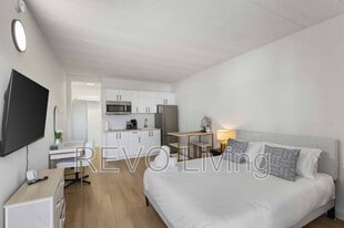 7701 Lundy's Ln in Niagara Falls, ON - Building Photo