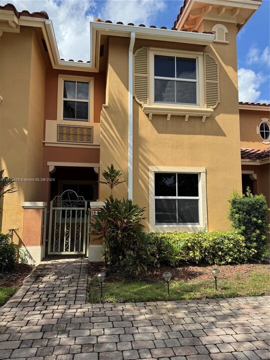 2146 Siena Way in Hollywood, FL - Building Photo