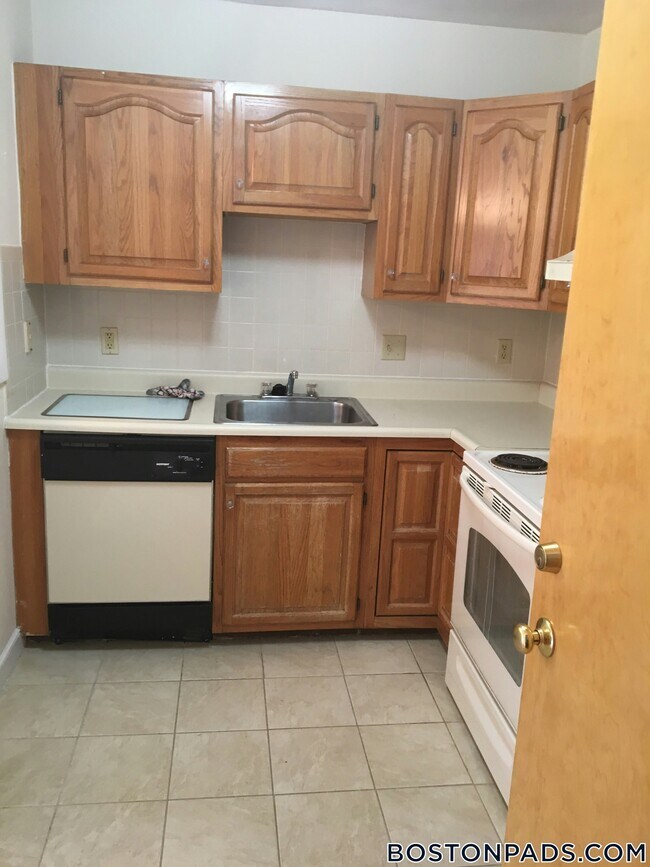 264 Grove St in Newton, MA - Building Photo - Building Photo