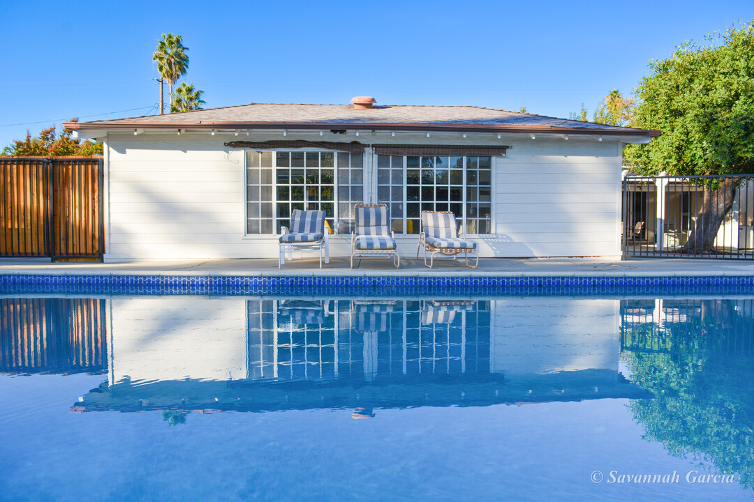 22932 Califa St in Los Angeles, CA - Foto de edificio