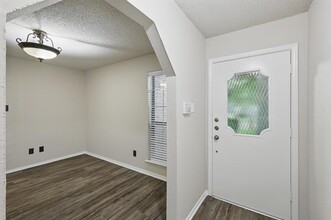 837 Spring Lake Dr in Bedford, TX - Building Photo - Building Photo