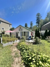 28 W Shore Rd in Sebago, ME - Foto de edificio - Building Photo