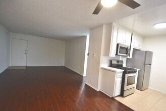 10745 Hortense St in Los Angeles, CA - Foto de edificio - Building Photo