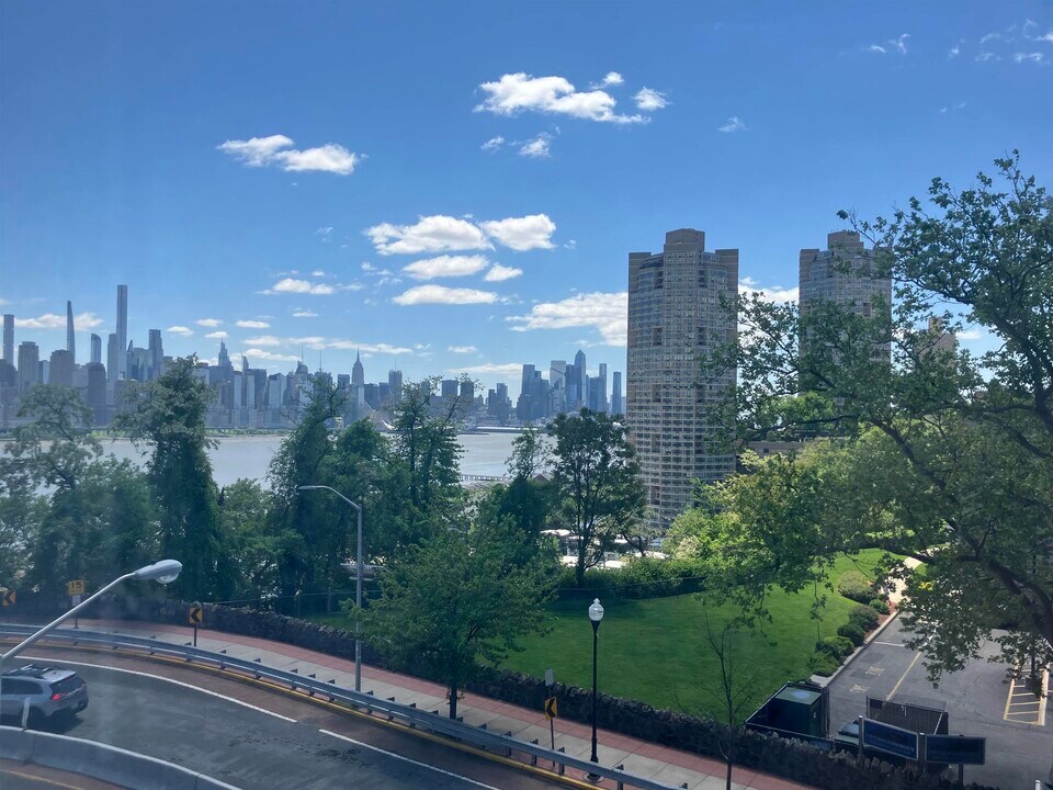 7435 JFK Blvd E in North Bergen, NJ - Building Photo