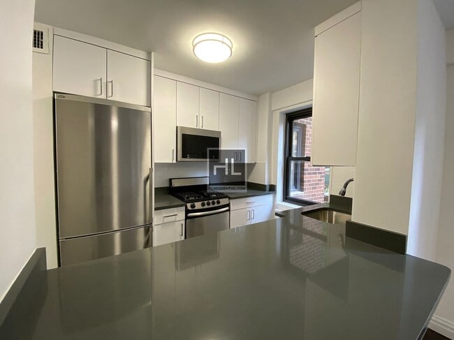 E 56th St | Sutton Place | 1BR / Flex-2 / 1BA | Avail June 1 | Doorman | Laundry | NO Broker's Fees!, Unit 1A in New York, NY - Building Photo - Building Photo