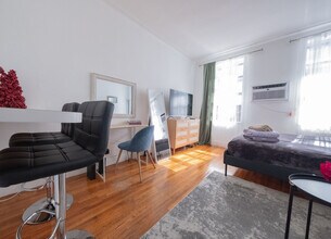 328 E 74th St in New York, NY - Building Photo - Building Photo
