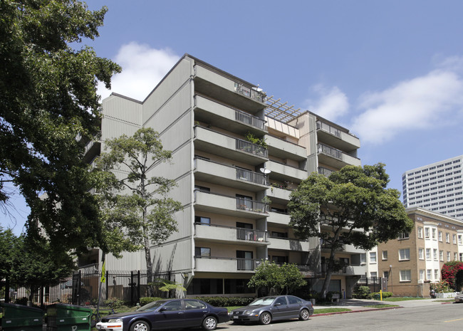 Southlake Tower in Oakland, CA - Building Photo - Building Photo