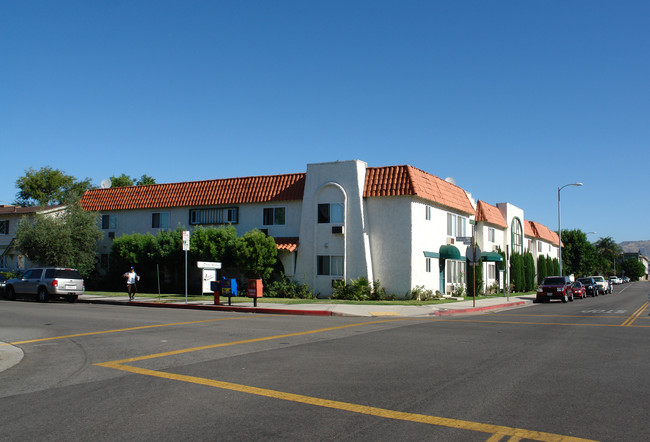 Darby Gardens Apartment in Northridge, CA - Foto de edificio - Building Photo