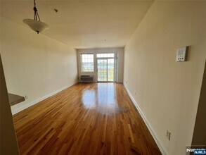 1100 River Rd in Edgewater, NJ - Building Photo - Building Photo