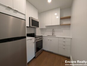 1200 Massachusetts Ave in Cambridge, MA - Foto de edificio - Building Photo