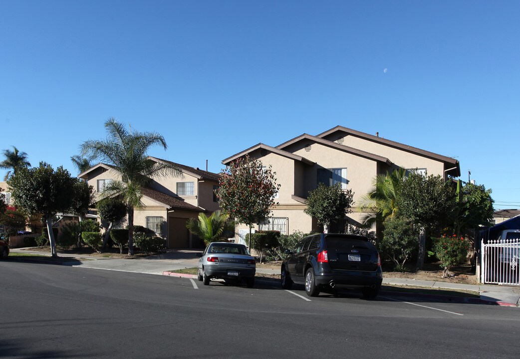 3818-3828 Van Dyke Ave in San Diego, CA - Foto de edificio