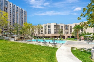 Promenade Towers in Los Angeles, CA - Building Photo - Building Photo