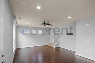 328 Selby Lane in Livermore, CA - Foto de edificio - Building Photo