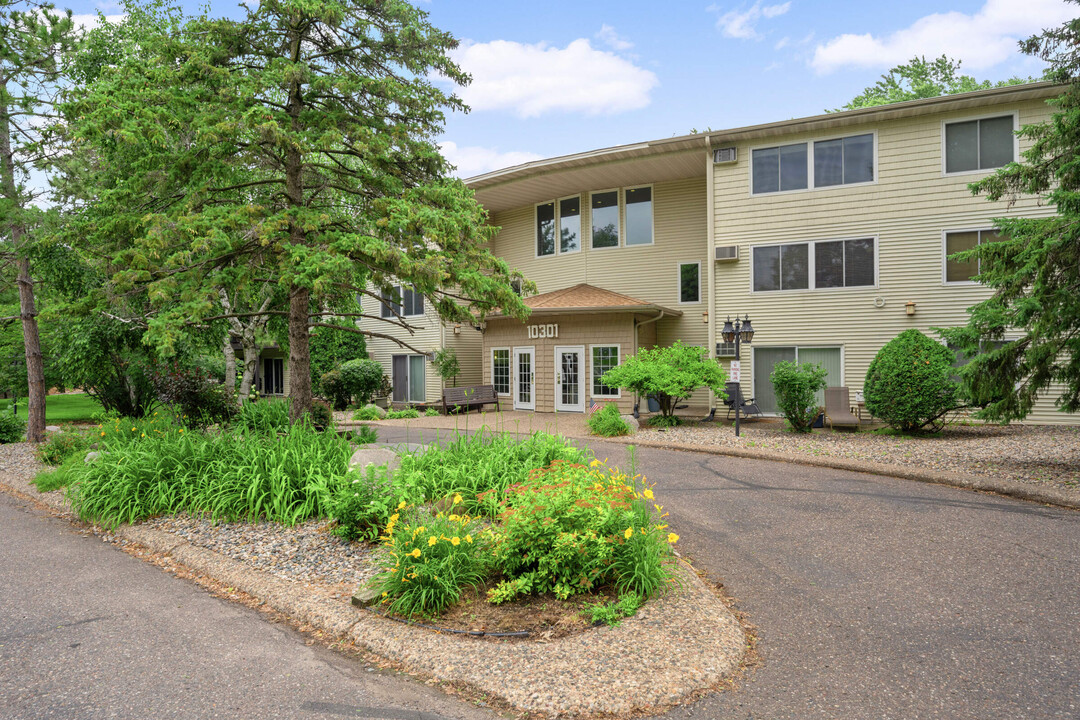 10301 Cedar Lake Rd, Unit 313 in Hopkins, MN - Building Photo