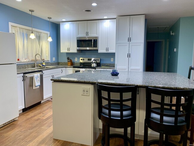 6521 Donna Dr in Fort Wayne, IN - Foto de edificio - Building Photo