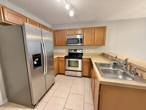 609 Cresting Oak Cir in Orlando, FL - Building Photo - Building Photo