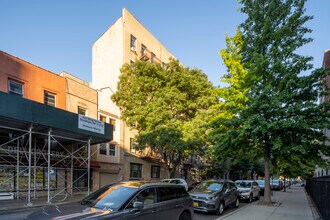 310 S 3rd St in Brooklyn, NY - Foto de edificio - Building Photo