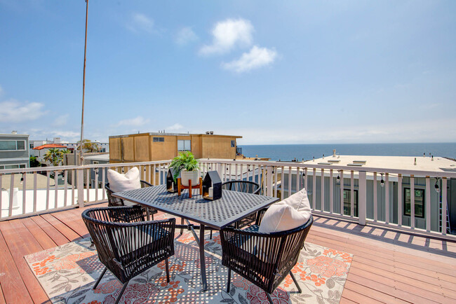 217 35th Pl, Unit #B in Manhattan Beach, CA - Building Photo - Building Photo