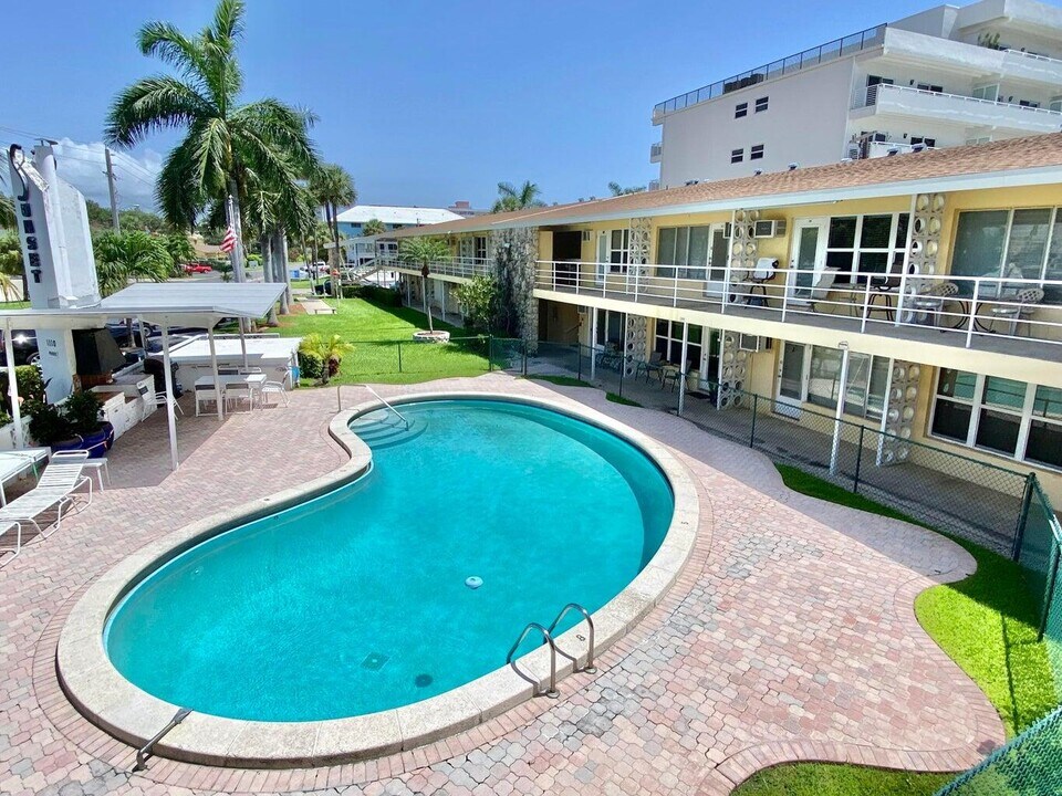 1110 N Riverside Dr in Pompano Beach, FL - Foto de edificio