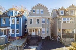 110 N 17th St in East Orange, NJ - Building Photo